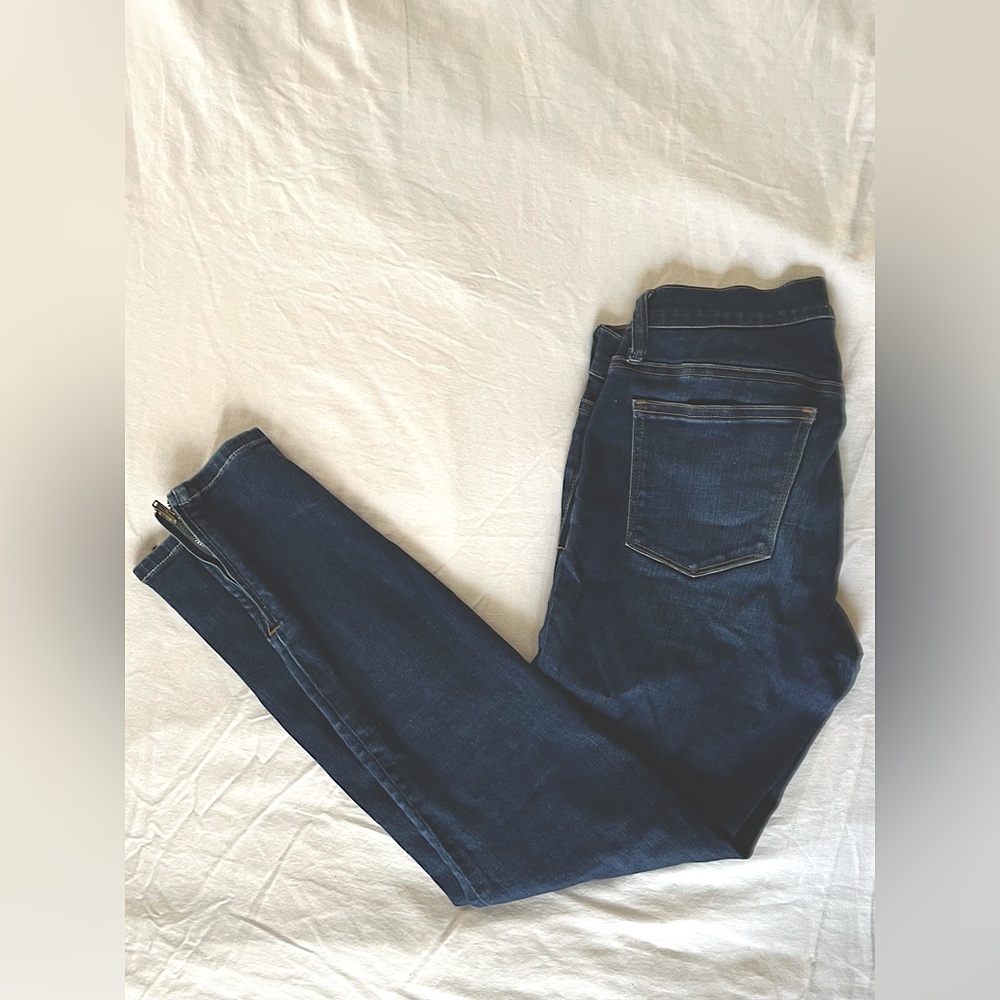Henry & Belle skinny jeans with zipper detail at the ankle! Dark wash, like new!